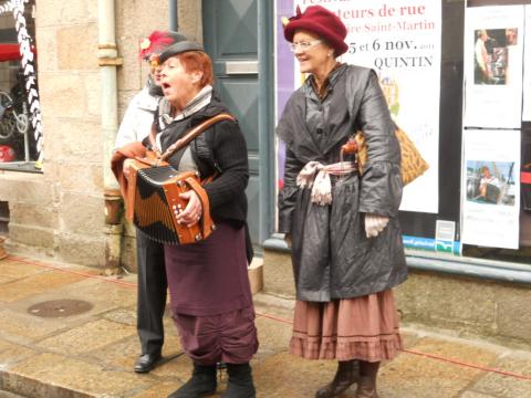 CHANTEURS DE RUES  A QUINTIN